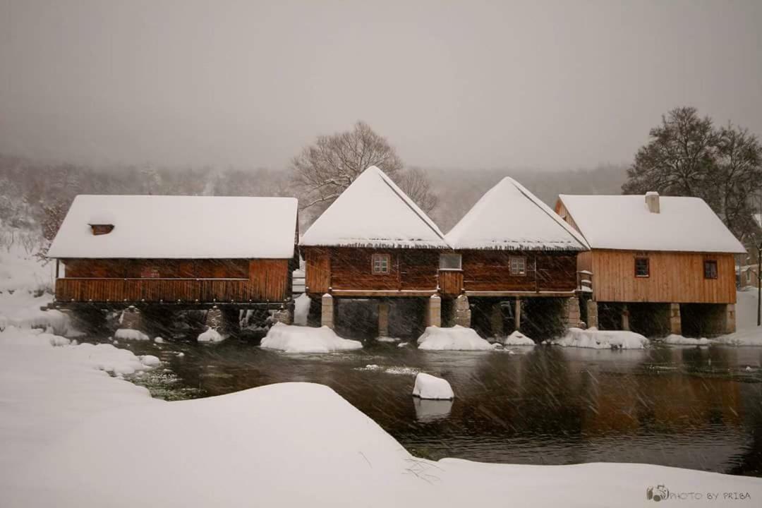 Holiday House Leona Otocac Exterior photo